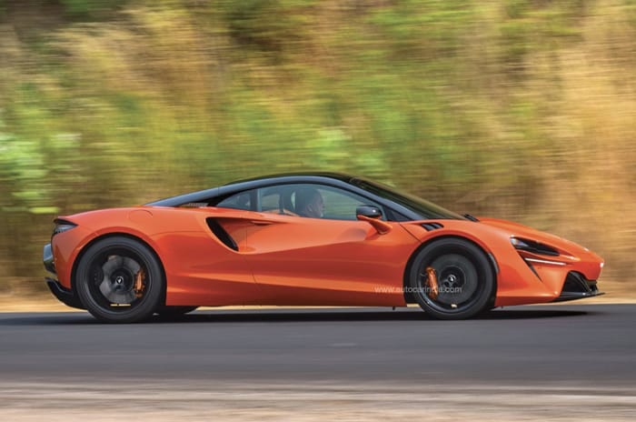 McLaren Artura side action